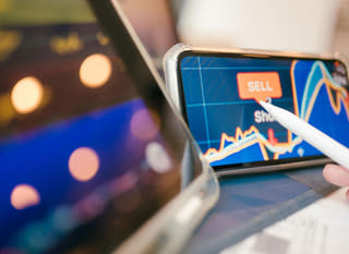 Analista de múltiples mercados revisando alternativas en Bitcoin, Ethereum y forex