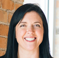 Sophie Hartwell, directora de atención al cliente en un equipo de servicio, retrato.